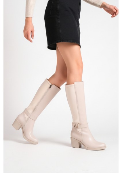 Krem Deri Görünümlü Arkası Streç Esnek Kalın Orta Yüksek Topuklu V Metal Detay Fermuarlı Uzun Çizme