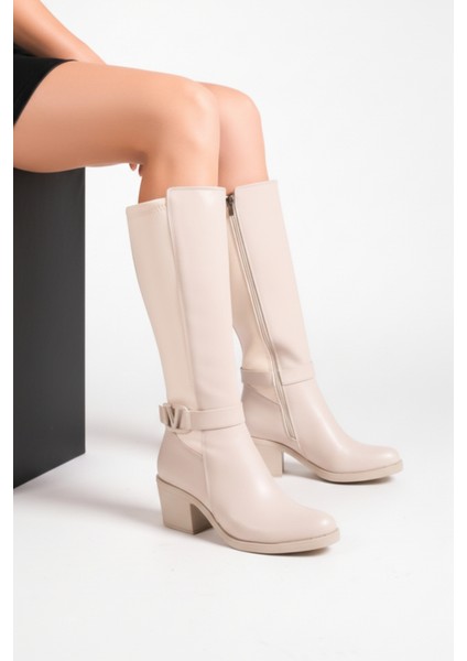 Krem Deri Görünümlü Arkası Streç Esnek Kalın Orta Yüksek Topuklu V Metal Detay Fermuarlı Uzun Çizme