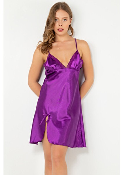 Dantelli Yırtmaçlı Saten Gecelik Kadınlar İçin Zarif Tasarım ve Rahat Kesim