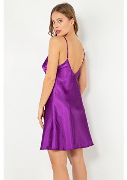 Dantelli Yırtmaçlı Saten Gecelik Kadınlar İçin Zarif Tasarım ve Rahat Kesim modelleri