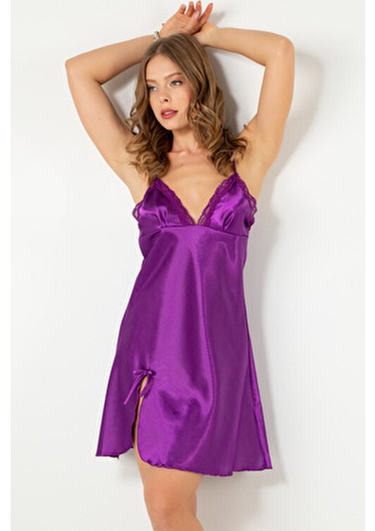 Dantelli Yırtmaçlı Saten Gecelik Kadınlar İçin Zarif Tasarım ve Rahat Kesim