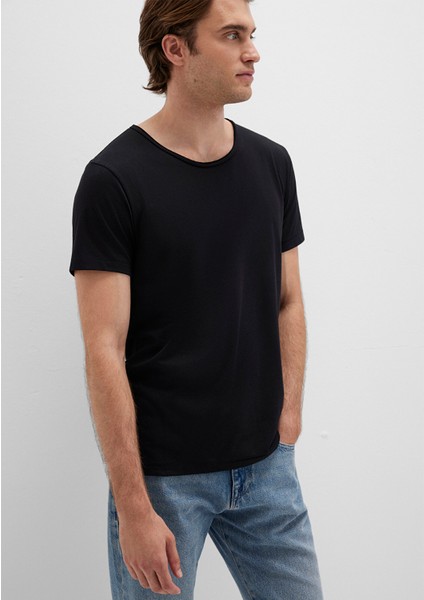 Yaka Detaylı Siyah Tişört 064019-20933