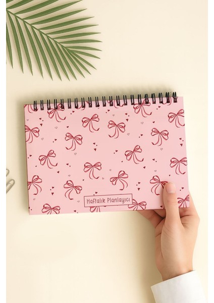 Haftalık Planlayıcı A5 Defter, Esnek Ince Karton Kapaklı, 1 Yıllık Planlayıcı, Pembe Fiyonk