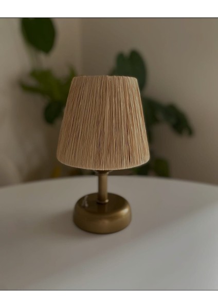 30 cm yüksekliğiyle ideal boyutta El Yapımı Rafya & Hasır Masa Üstü Kablosuz Pilli Abajur