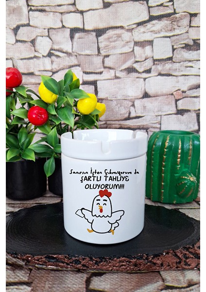 Işten Çıkmıyorum Da Tahliye Oluyorum Baskılı Eğlenceli Hediyelik Seramik Kapaklı Kokusuz Küllük