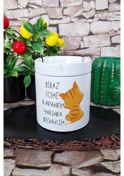 Içime Kapandım Yakında Dönücem-Kedi Baskılı Hediyelik Eğlenceli Seramik Kapaklı Kokusuz Küllük