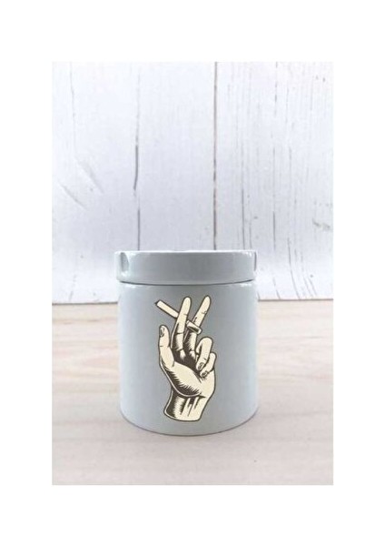 Sigara Içen El Baskılı Küllük