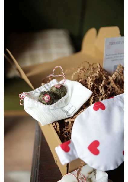 Luma Touch Kiraz-Vişne Çekirdekli Lavantalı Göz Maskesi, Doğal Mum, Blossom Tea & Meditasyon Seti fiyatları