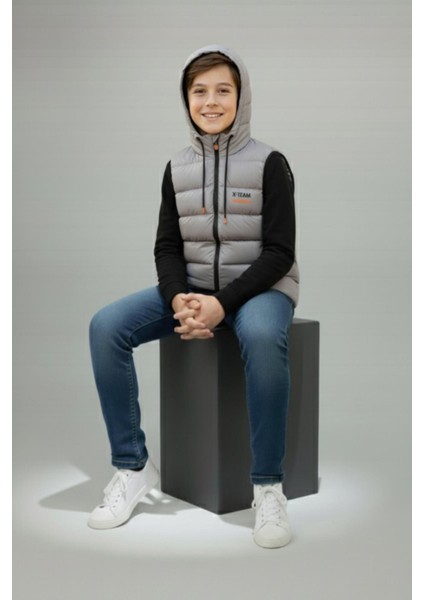 Erkek Çocuk Kapüşonlu Baskılı Astarlı Cepli Mevsimlik Şişme Yelek modelleri