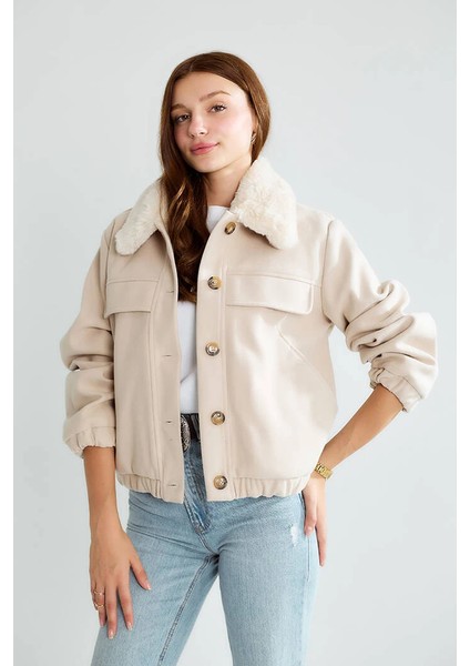 Kuzu Kürk Yakalı Düğmeli Kısa Suni Deri Ceket fırsatları