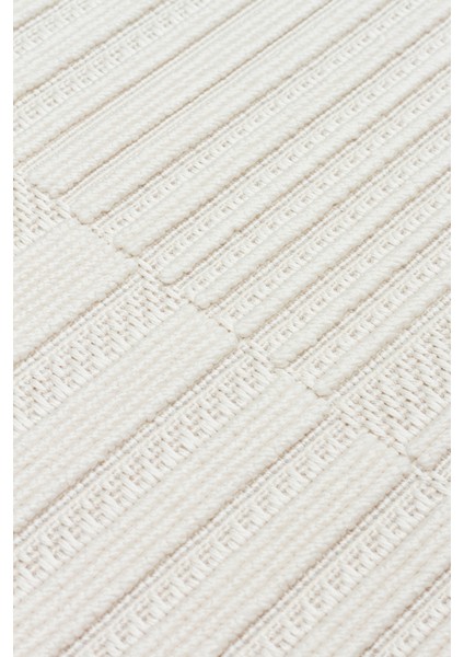 Mono Loop 01 White Yumuşak Hav Vermez Iplerle Üretilen Yıkanabilir Kaymaz Tabanlı Ince Makine Halısı modelleri