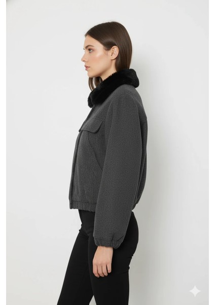 Kuzu Kürk Yakalı Düğmeli Kısa Suni Deri Ceket