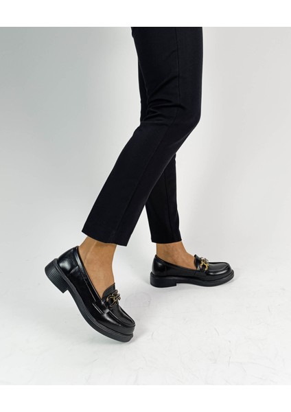 Siyah Rugan Tokalı Kadın Loafer Ayakkabı