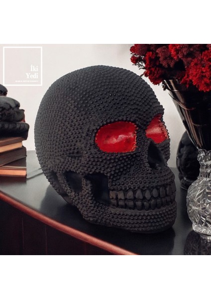 Kırmızı Gözlü Siyah Kurukafa Objesi Masa Üstü Dekoratif Obje Sıradışı Hediyelik Eşya Ev Ofis Dekor