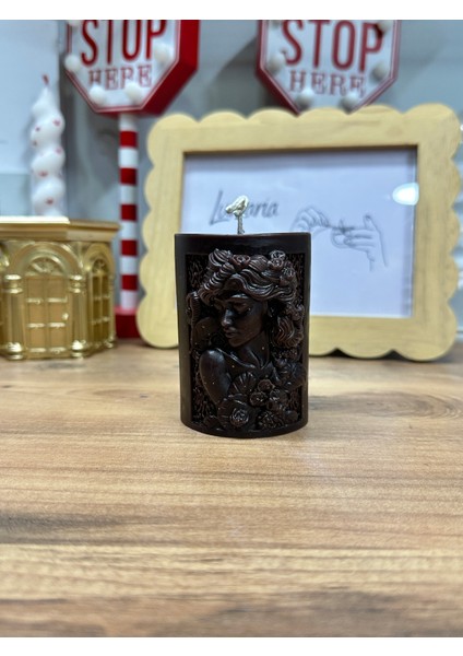 Kadın Figürlü Kahverengi Dekoratif Kabartma Mum - Boy :8cm - Çap: 5cm - Salon ve Hediye Dekoru