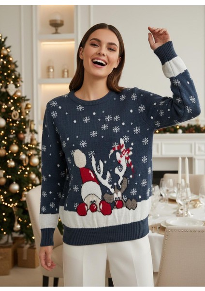 Kadın Yılbaşı Temalı Noel Baba ve Ren Geyiği Desenli Triko Kazak