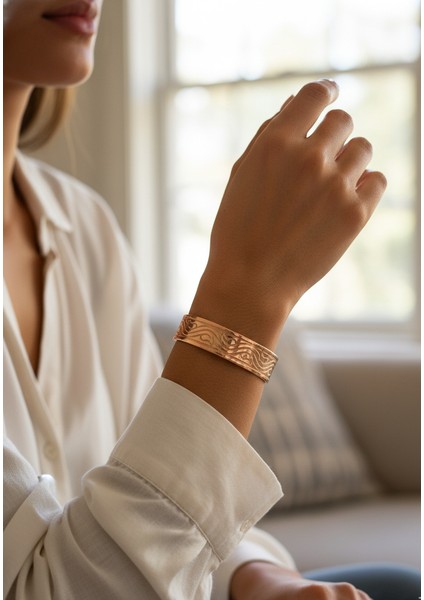 El Işçiliği Kabartma Desenli Saf Bakır Bileklik ; Enerji Dengeleyici Gelen Eksel Şifa Niyetine ; Kadın ve Erkek Için Uygun , Esnek Yapısı Ile Ayarlanabilir Bileklik Genişlik 15 Mm.