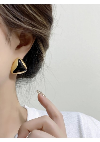 Siyah Taş Detaylı Üçgen Formlu Altın Renk Küpe