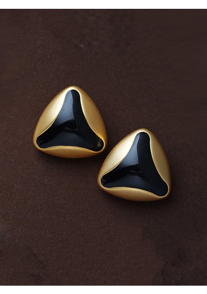 Siyah Taş Detaylı Üçgen Formlu Altın Renk Küpe modelleri