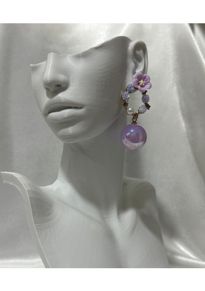 Çiçekli Incili ve Taş Detaylı Küpe – Zarif ve Romantik Tasarım