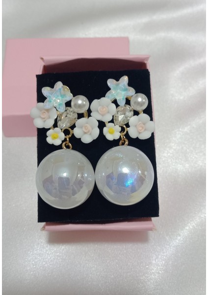 Çiçekli Incili ve Taş Detaylı Küpe – Zarif ve Romantik Tasarım