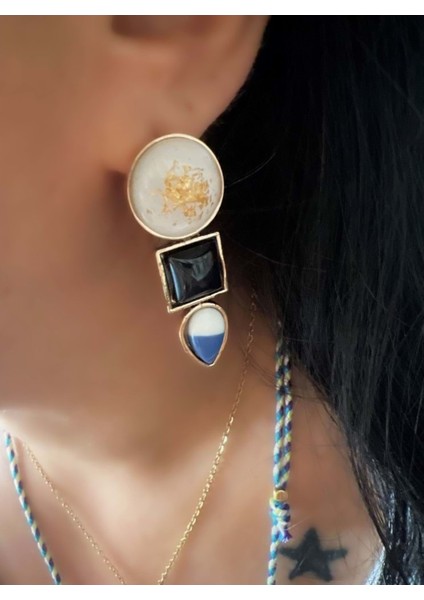 Geometrik Tasarımlı Siyah Mavi ve Beyaz Taşlı Altın Renk Küpe