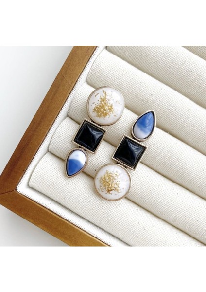 Geometrik Tasarımlı Siyah Mavi ve Beyaz Taşlı Altın Renk Küpe fiyatları