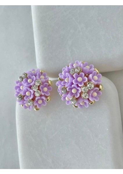 Mor Çiçekli Taş Detaylı Küpe – Zarif ve Gösterişli Tasarım