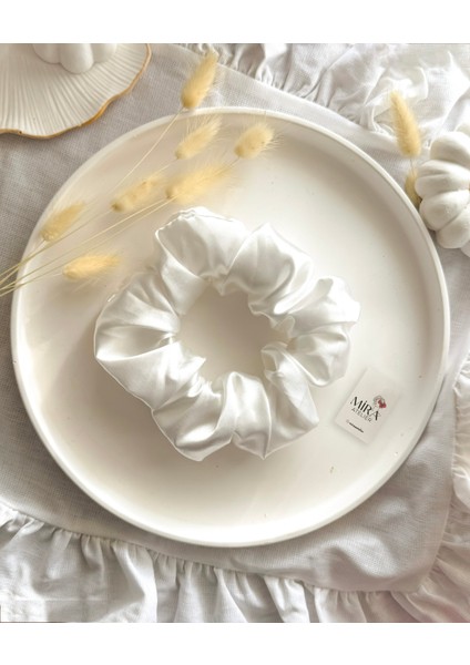 Kadın Saten Toka -Beyaz İnci – Tekli Lüks Lastik Model Scrunchie