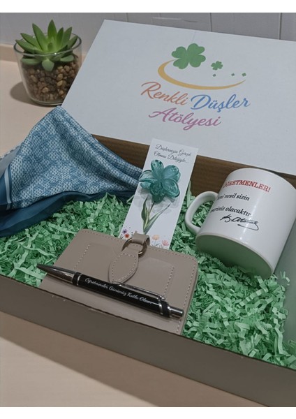 Renkli Düşler Atölyesi Öğretmenler Günü Hediye Kutusu – Zarif ve Anlamlı Özel Set | Cüzdan, Kupa, Kalem&anahtarlık, Fular, Toka Set