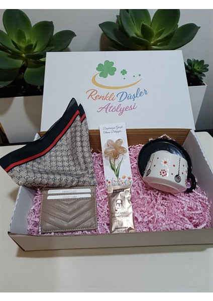 Hediye Kutusu Kadınlara Özel Yeni Yıl Hediye Seti Kahve Seti Kurumsal Hediye Kahve Kupası, Fular, Kartlık Cüzdan, Lotus Toka, Mehmet Efendi