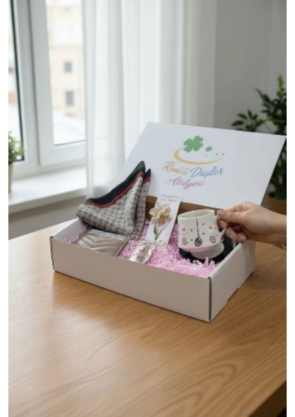 Hediye Kutusu Kadınlara Özel Yeni Yıl Hediye Seti Kahve Seti Kurumsal Hediye Kahve Kupası, Fular, Kartlık Cüzdan, Lotus Toka, Mehmet Efendi fiyatları