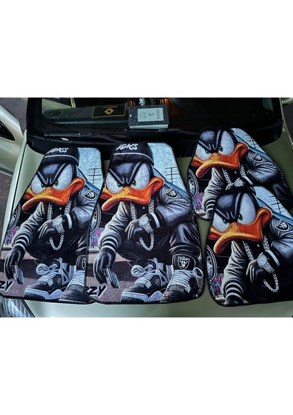 Gangster Tarzlı Daffy Duck (Bad Duck) Desenli Lüks Dijital Baskı Dekor Paspas