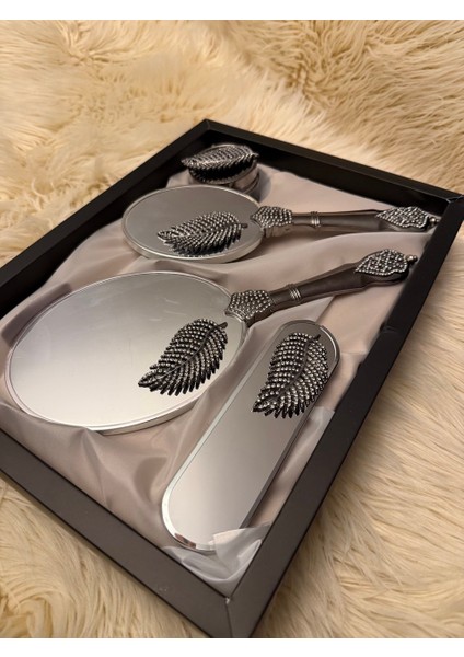 Kristal Yaprak Detaylı Çeyiz Ayna Tarak Fırça Seti – Lüks Kutulu Gelin Bohçası Makyaj Seti