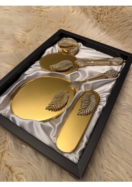 Kristal Yaprak Detaylı Çeyiz Ayna Tarak Fırça Seti – Lüks Kutulu Gelin Bohçası Makyaj Seti