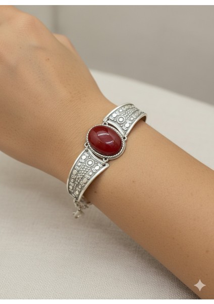 Eski Dünyanın Cazibesi, Modern Stilin Vazgeçilmezi , Kırmızı Akrilik Taş, Döküm Üzerinde Gümüş Kaplama Otantik Bileklik (BLK3013)