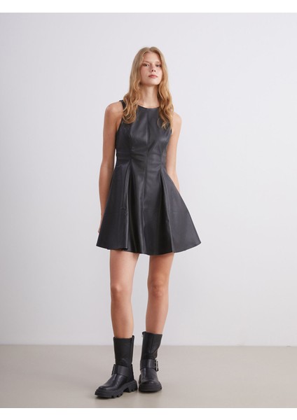 Yeni Sezon Bisiklet Yaka Deri Görünümlü Peplum Mini Elbise