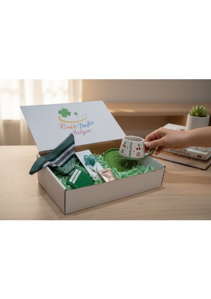 Hediye Kutusu Kadınlara Özel Yeni Yıl Hediye Seti Kahve Seti Kurumsal Hediye Kahve Kupası, Fular, Kartlık Cüzdan, Lotus Toka, Mehmet Efendi modelleri