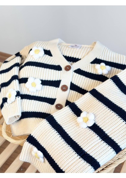 Çiçek Aplikeli Örgü Kız Çocuk Takımı – Düğmeli Hırka & Boru Paça Etek fiyatları