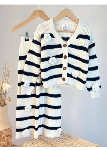 Çiçek Aplikeli Örgü Kız Çocuk Takımı – Düğmeli Hırka & Boru Paça Etek modelleri