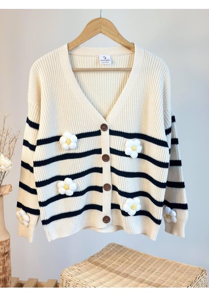 Çiçek Aplikeli Örgü Kız Çocuk Takımı – Düğmeli Hırka & Boru Paça Etek fırsatları