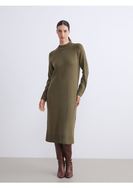 Yeni Sezon Yarım Balıkçı Yaka Yırtmaçlı Triko Elbise