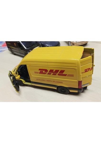 Kinsmart Oyuncak Metal Model Araba 1/36 Çek Bırak Mercedes Benz Dhl Kargo Aracı modelleri