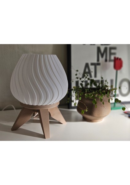 3D Baskı Dalga Desenli Masa Lambası – Üç Ayaklı Dekoratif Lamba