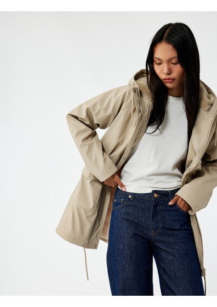 Deri Görünümlü Içi Suni Kürklü Fermuarlı Cepli Su Geçirmez Kapüşonlu Mont