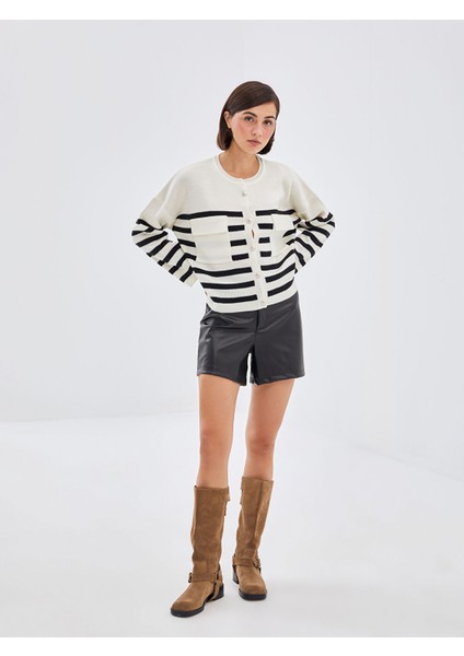 Yeni Sezon Standart Fit Kadın Deri Görünümlü Şort fırsatları