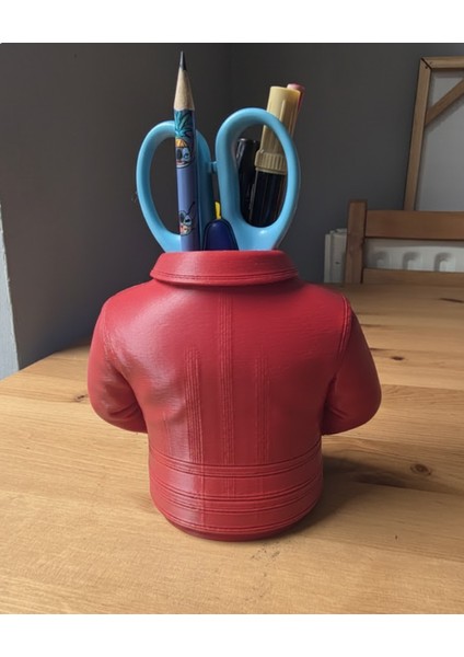 Kırmızı Ceket Formlu 3D Baskı Dekoratif Kalemlik modelleri