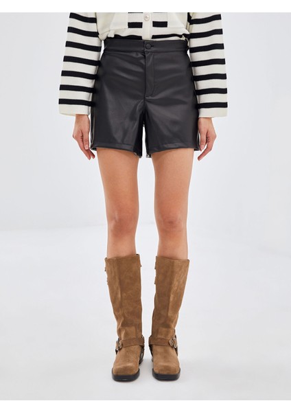 Yeni Sezon Standart Fit Kadın Deri Görünümlü Şort indirimleri