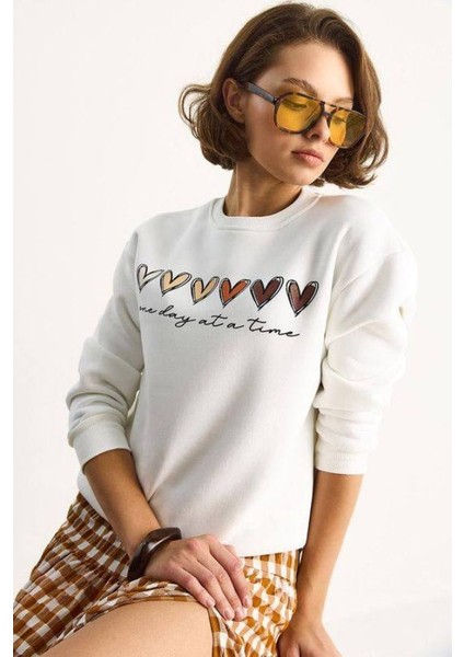 Kadın Beyaz Kalp Baskılı Sweatshirt fiyatları