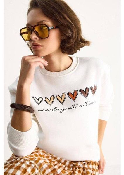 Kadın Beyaz Kalp Baskılı Sweatshirt modelleri